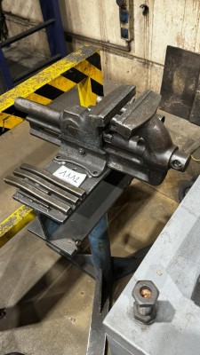 1 Schraubstock auf Ständer